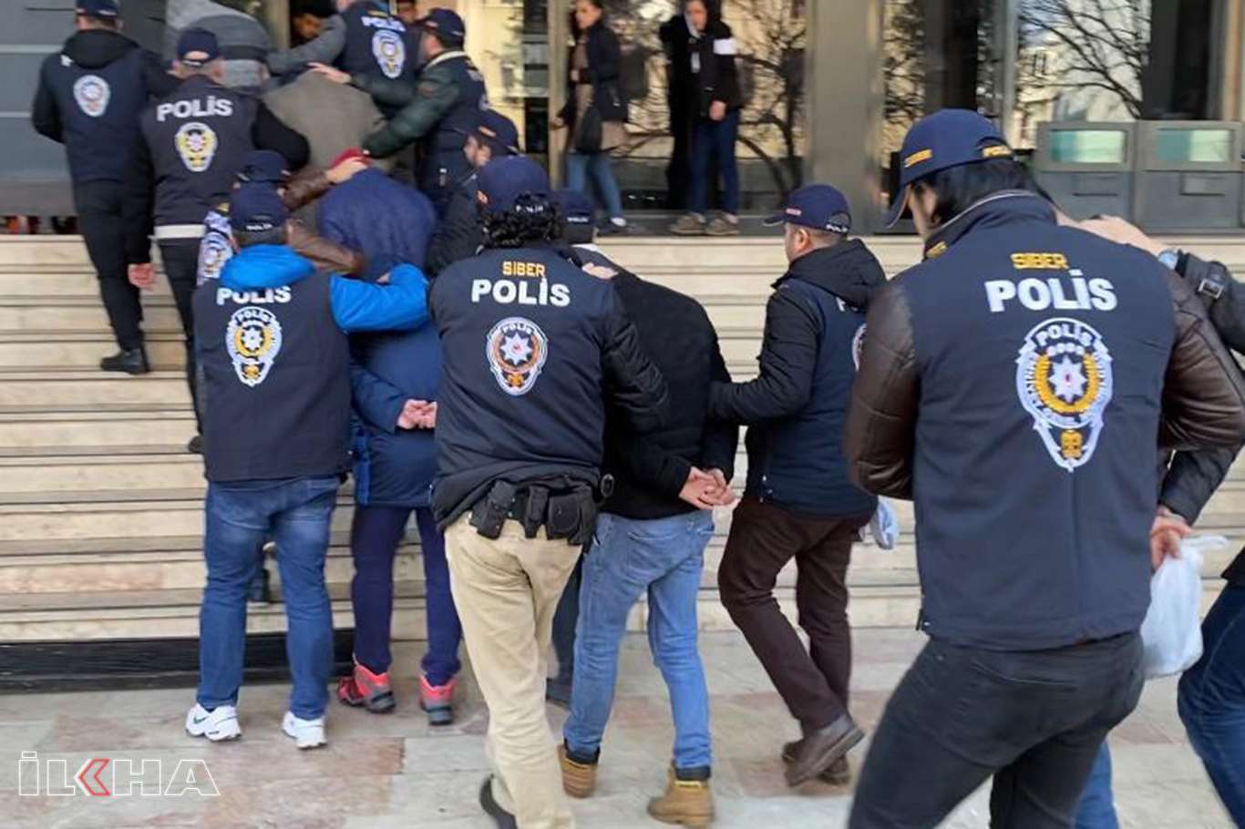 Adana'da çeşitli suçlardan aranan 413 kişi yakalandı